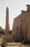pylone de Louxor.jpg (57097 octets)